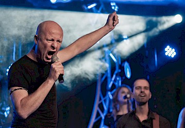 Neef Martin is Elton John bij de George Michael Tribute Volendam Neef Martin is Elton John bij de George Michael Tribute Volendam