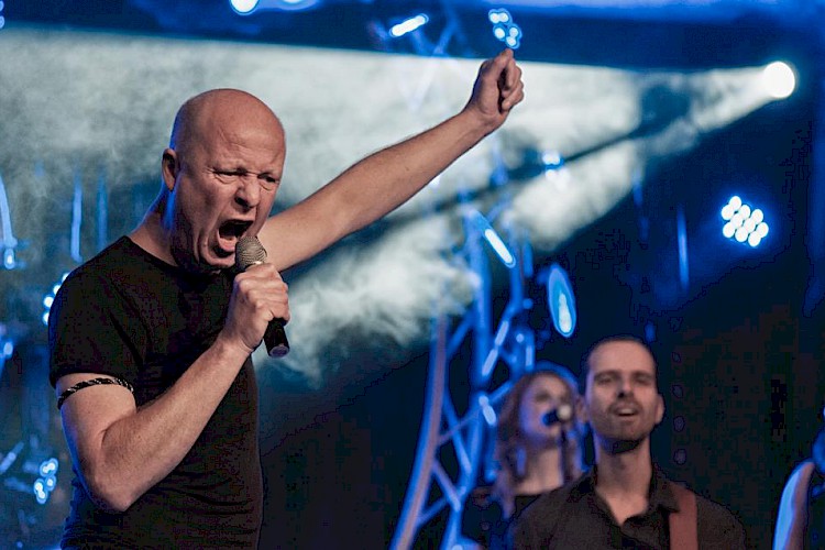 Neef Martin is Elton John bij de George Michael Tribute Volendam Neef Martin is Elton John bij de George Michael Tribute Volendam