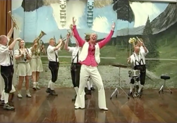 10 jaar geleden alweer! Wolfgang Schwalbe tijdens de Kermis Hit Parade 2009 10 jaar geleden alweer! Wolfgang Schwalbe tijdens de Kermis Hit Parade 2009